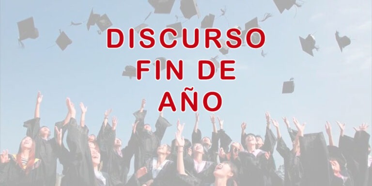 Estudiantes egresados lanzan sus birretes durante un acto de fin de año escolar